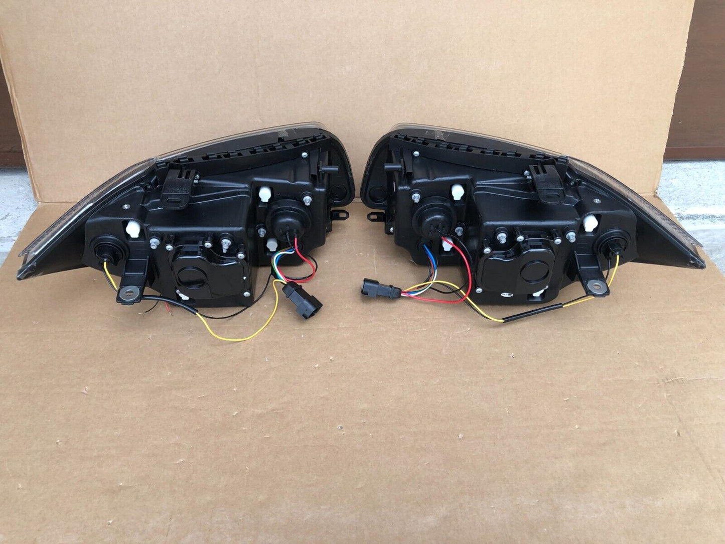 FARI ANTERIORI LED ANGEL EYES NERO PER BMW E81 E82 E87 E88 04-11 SERIE 1 FANALI