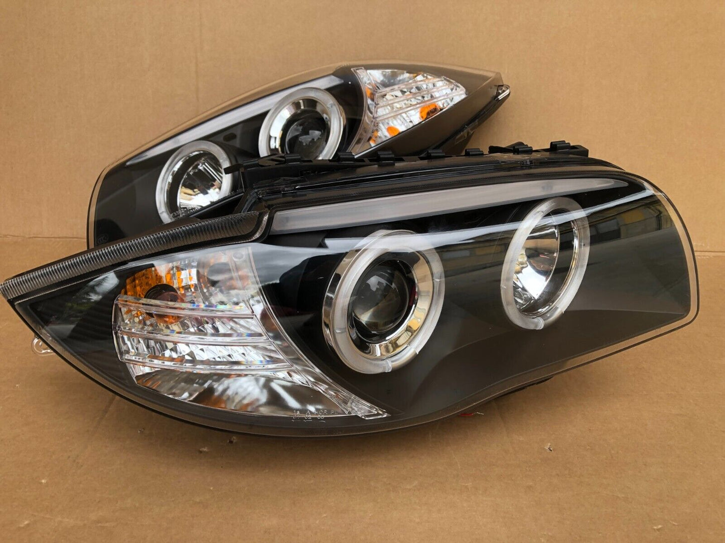 FARI ANTERIORI LED ANGEL EYES NERO PER BMW E81 E82 E87 E88 04-11 SERIE 1 FANALI