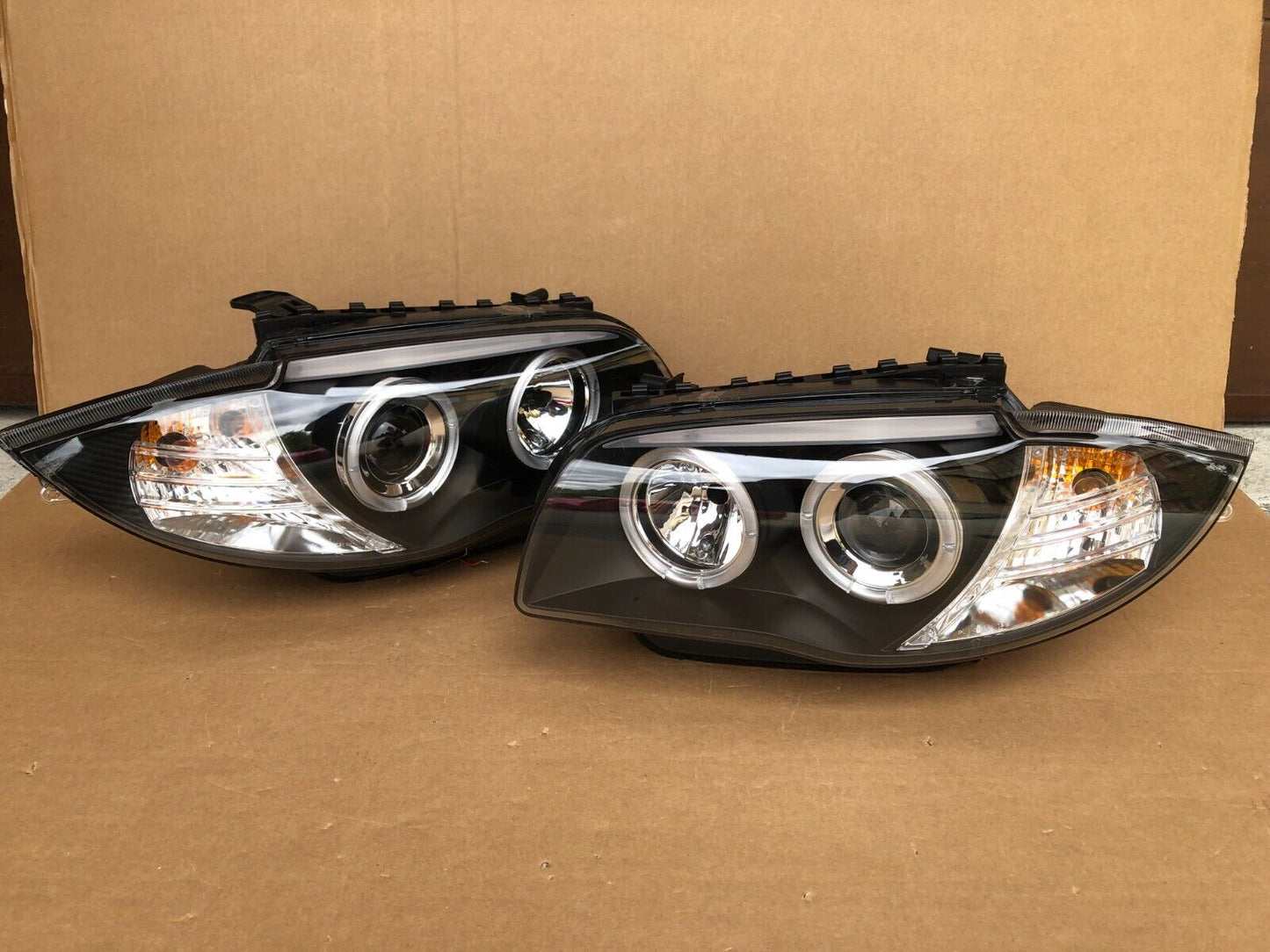 FARI ANTERIORI LED ANGEL EYES NERO PER BMW E81 E82 E87 E88 04-11 SERIE 1 FANALI
