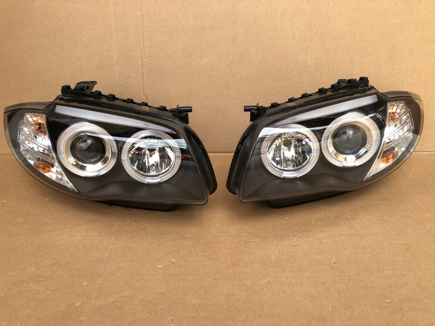 FARI ANTERIORI LED ANGEL EYES NERO PER BMW E81 E82 E87 E88 04-11 SERIE 1 FANALI