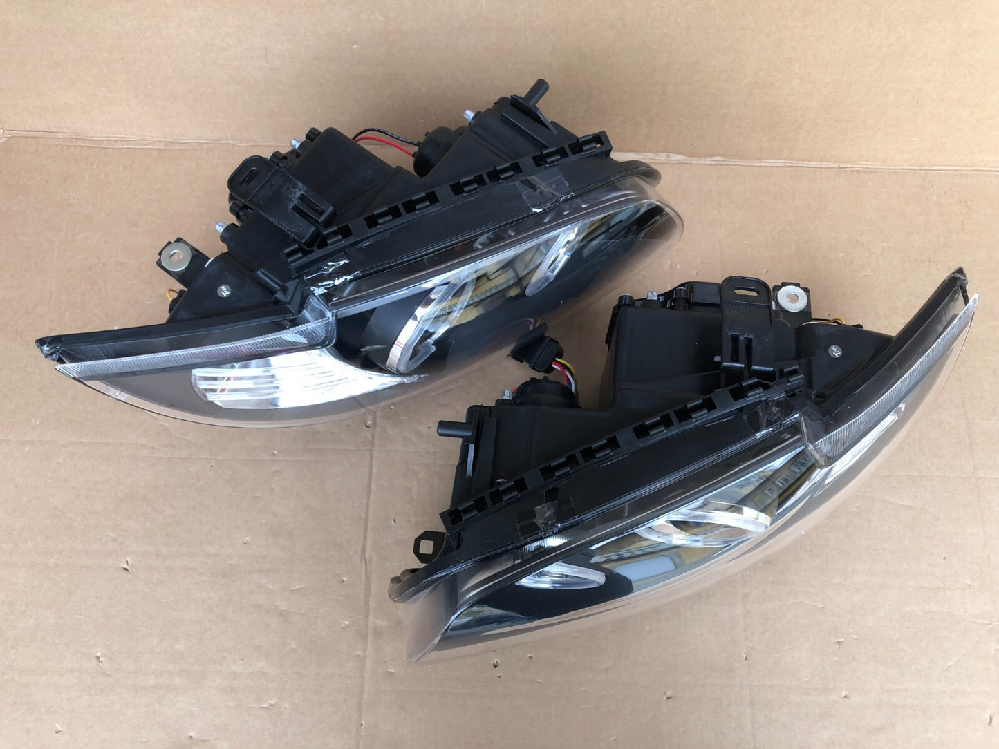 FARI ANTERIORI LED ANGEL EYES NERO PER BMW E81 E82 E87 E88 04-11 SERIE 1 FANALI